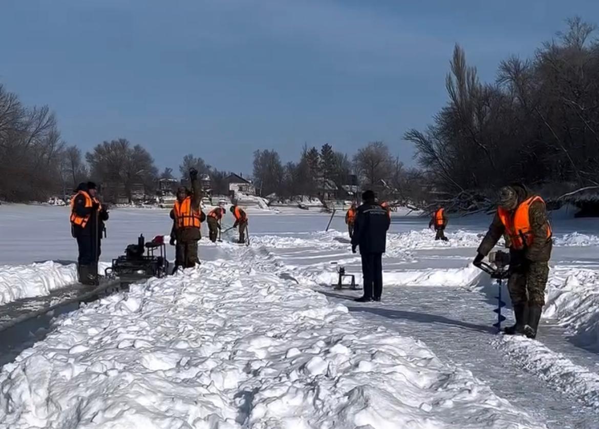На водоёмах ЗКО начали резать лёд